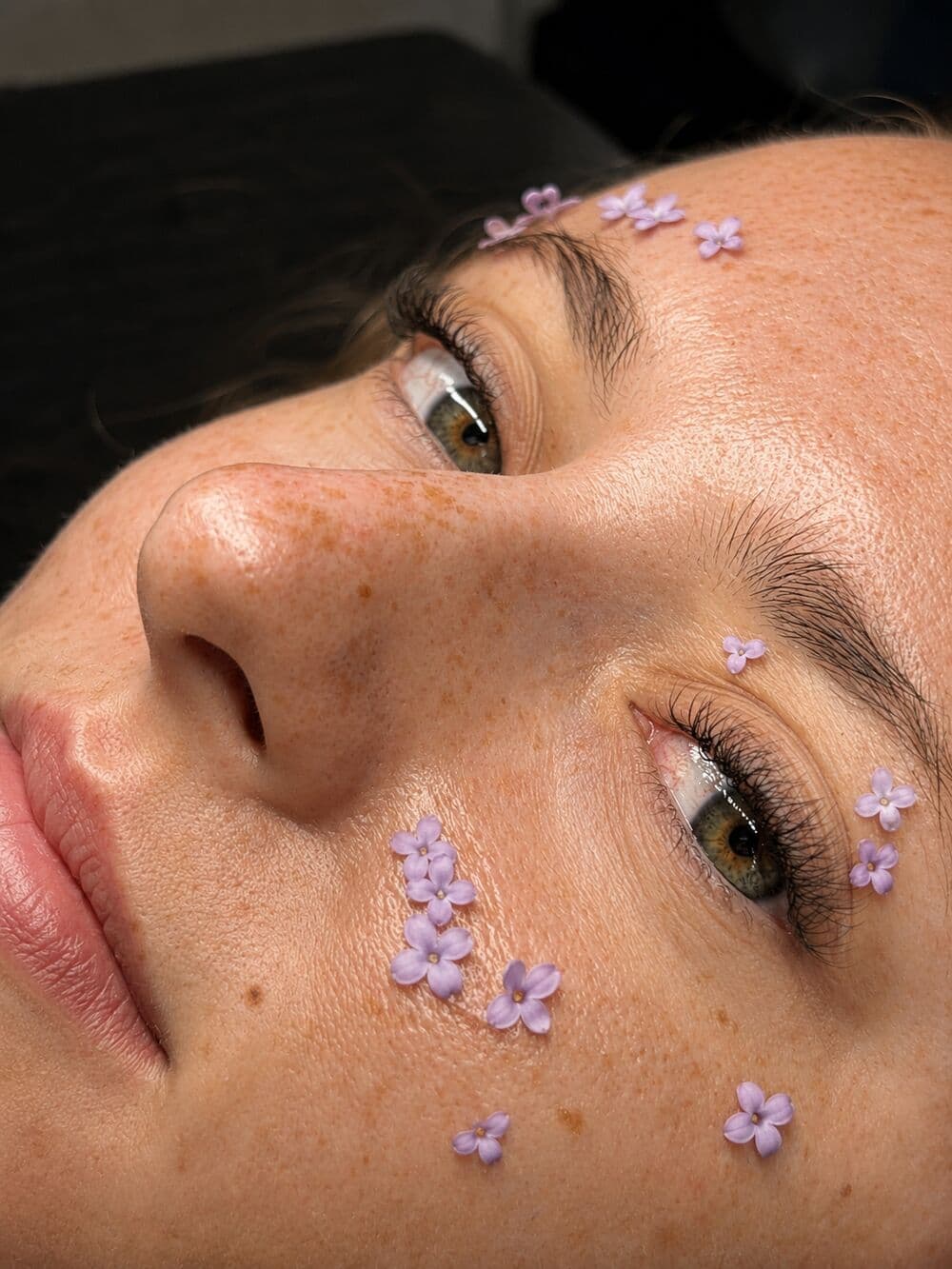 Extensions cils avec petites fleurs